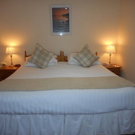 The Robertson Arms Hotel Carnwath Exteriör bild
