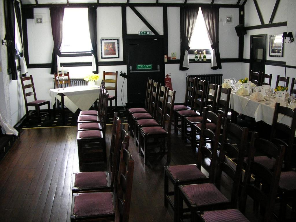 The Robertson Arms Hotel Carnwath Exteriör bild