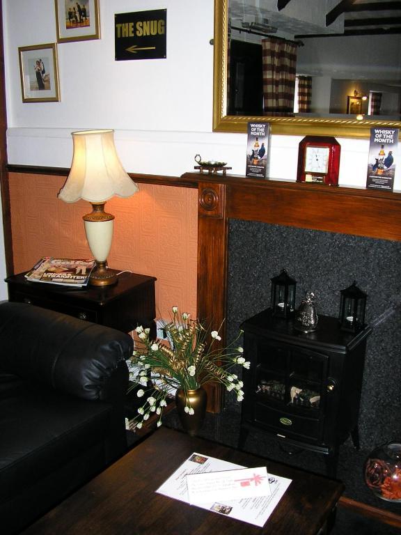 The Robertson Arms Hotel Carnwath Exteriör bild