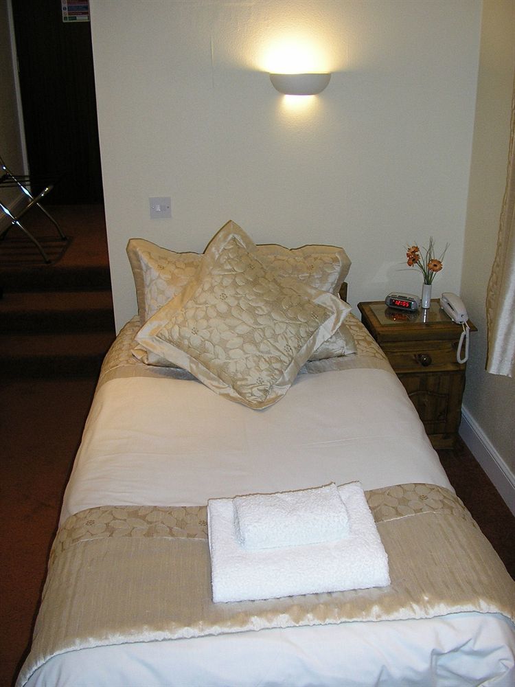 The Robertson Arms Hotel Carnwath Exteriör bild