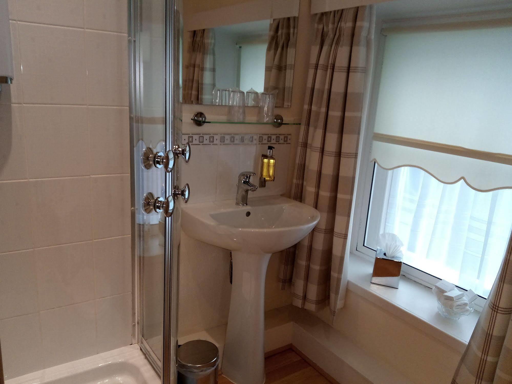 The Robertson Arms Hotel Carnwath Exteriör bild