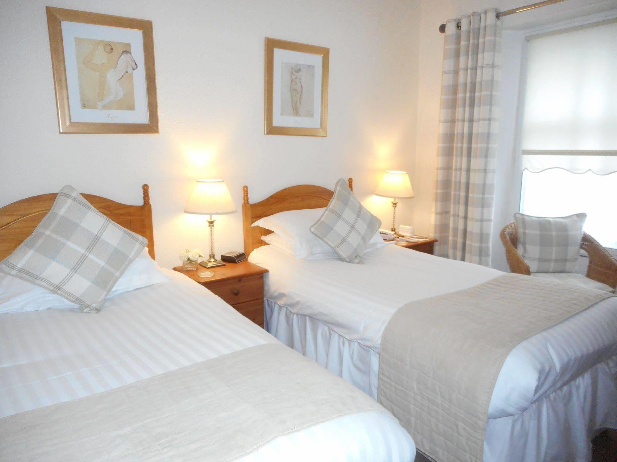 The Robertson Arms Hotel Carnwath Exteriör bild