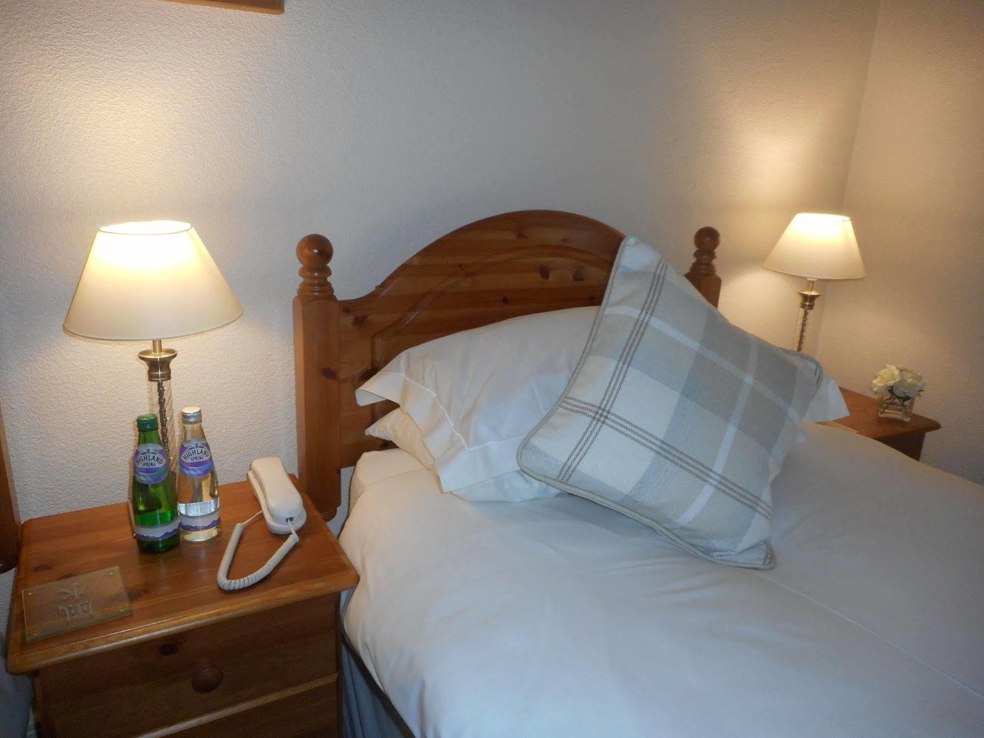 The Robertson Arms Hotel Carnwath Exteriör bild