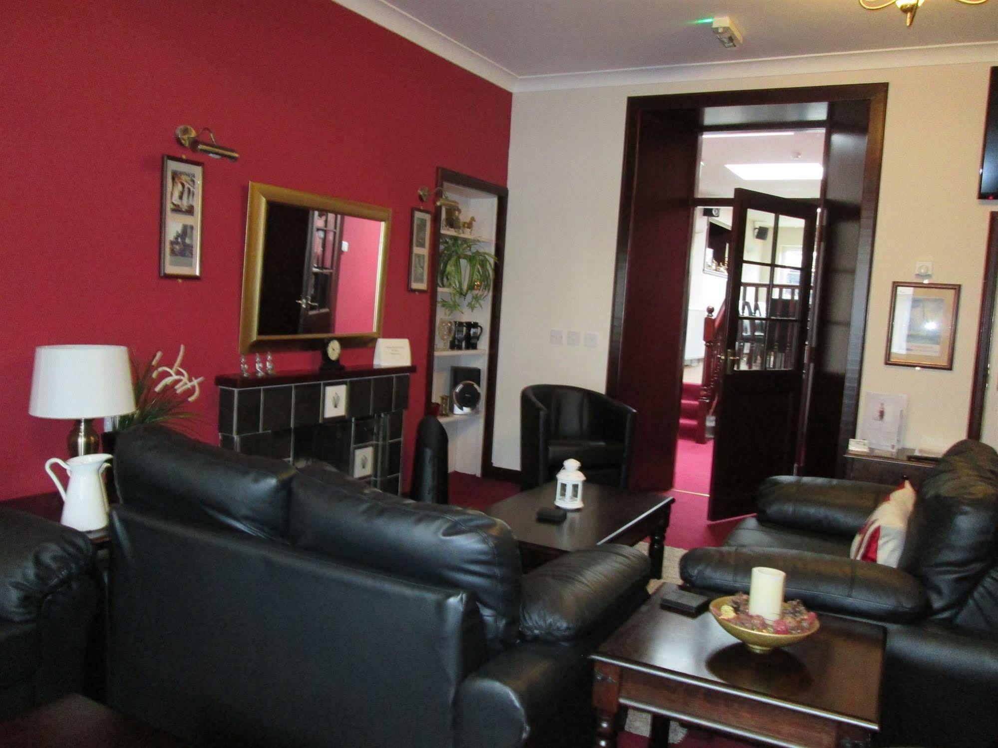 The Robertson Arms Hotel Carnwath Exteriör bild