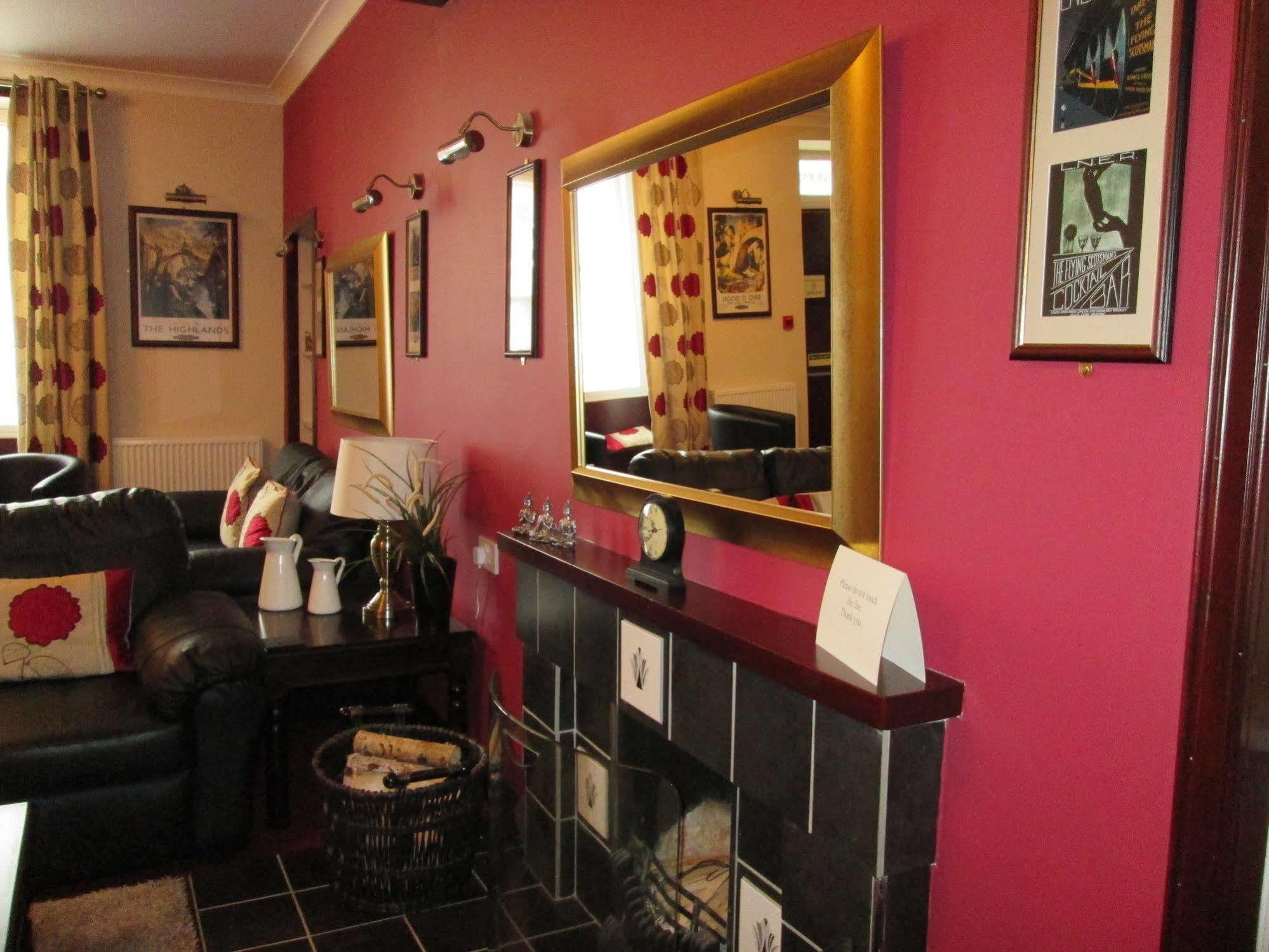 The Robertson Arms Hotel Carnwath Exteriör bild